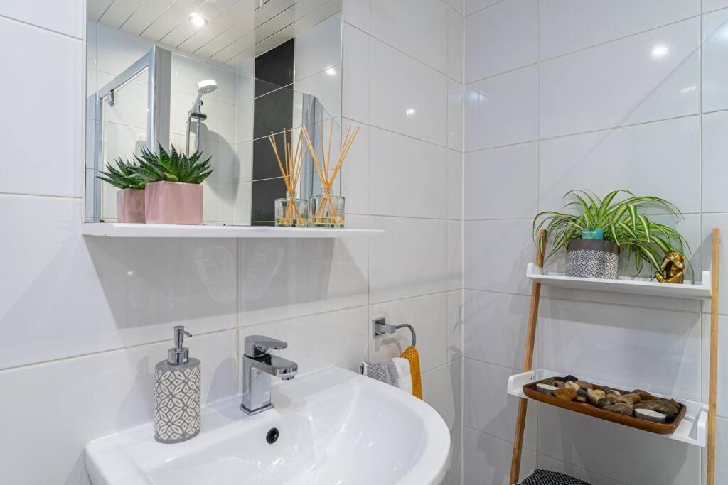 Stylish City Pad With Free Private Parking Glasgow Exterior photo
